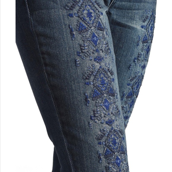 Wrangler Distressed Tribal Embroidered Midrise Raw Hem Skinny Jeans Size 11/28 - Picture 2 of 11